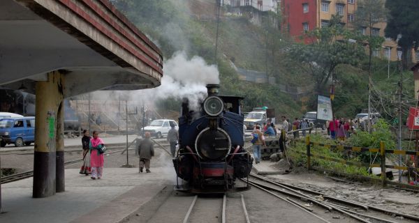 12 Famous Tourist Places of Darjeeling in Hindi